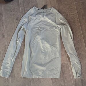 Gymshark Women's Light Gray Long Sleeve Tee